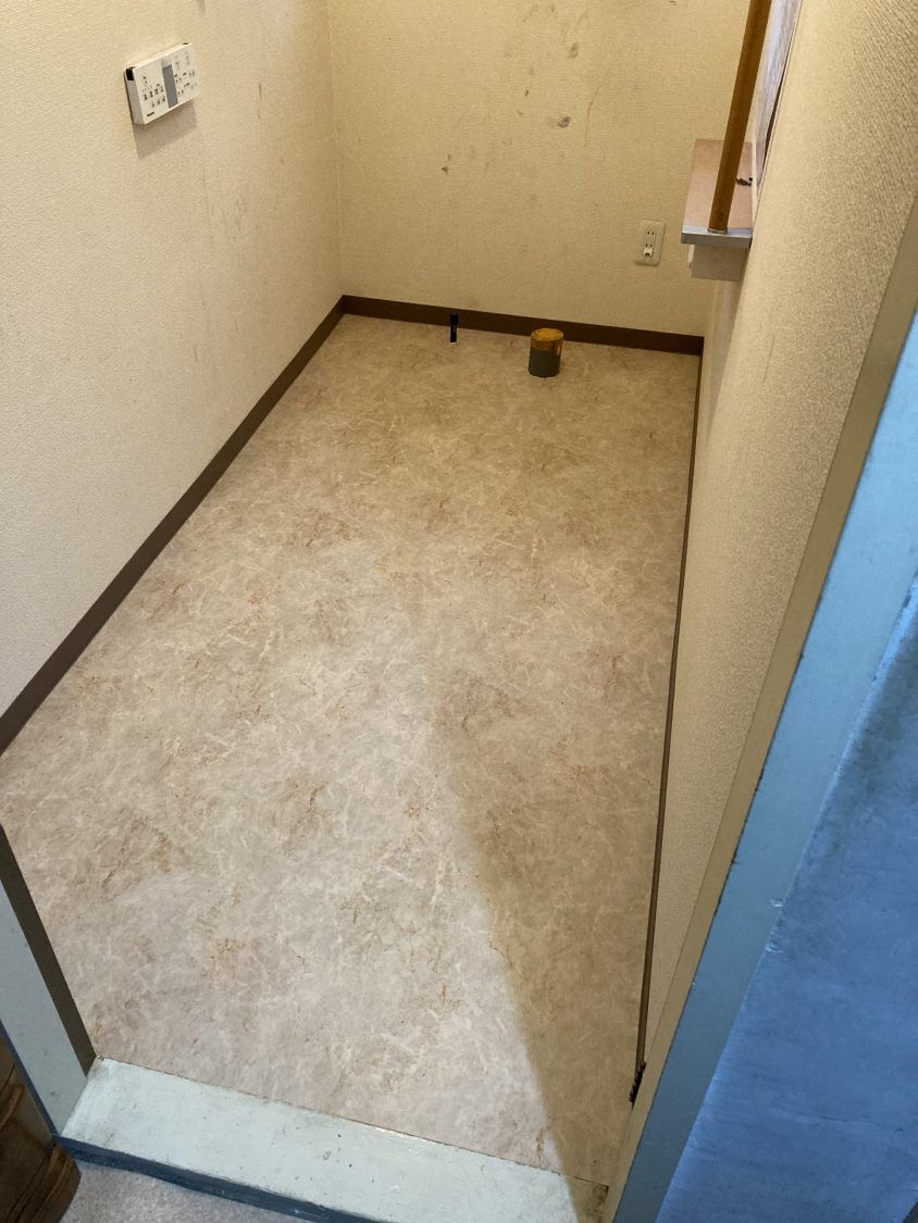堺市東区のお宅のトイレ床CFシート工事‼️