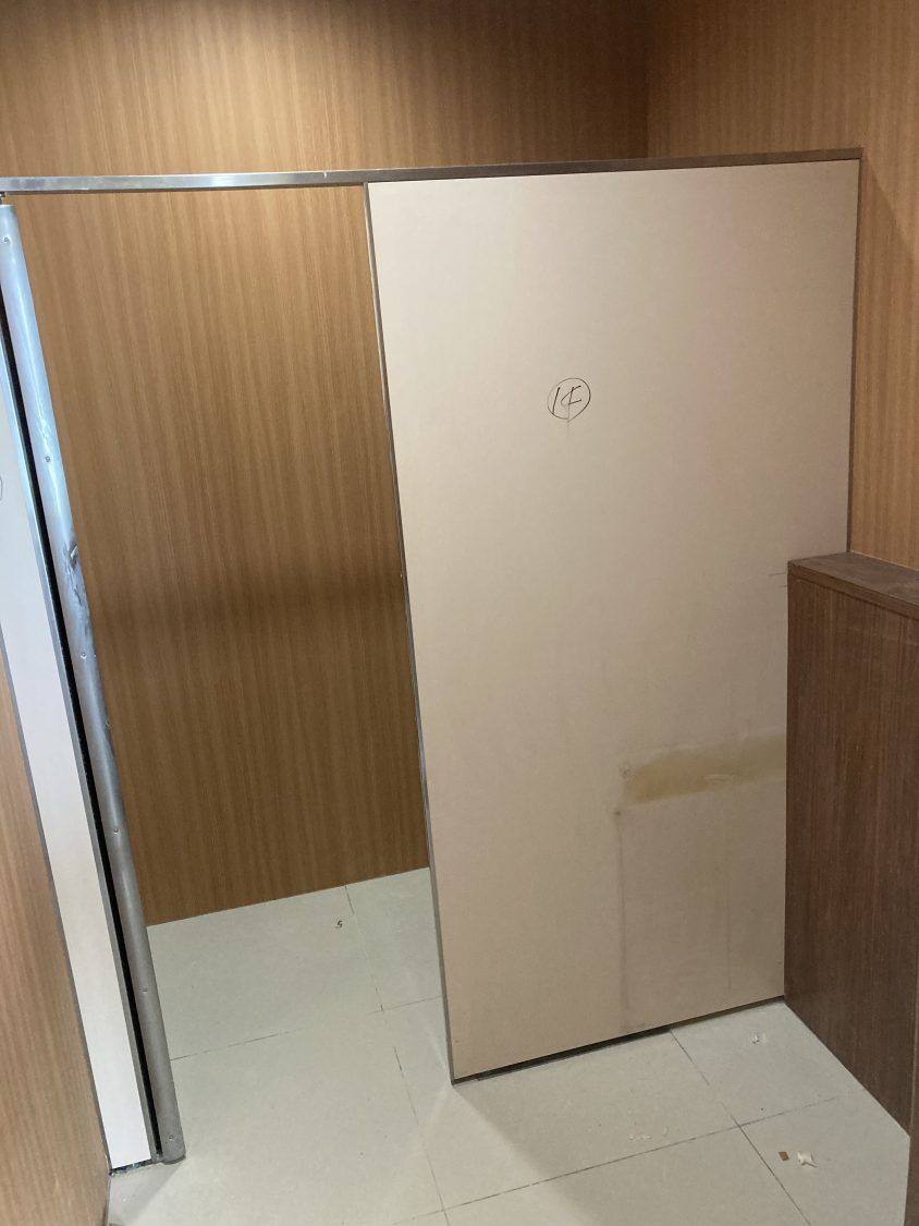 堺市の某店舗のトイレブース ダイノックシート工事‼️