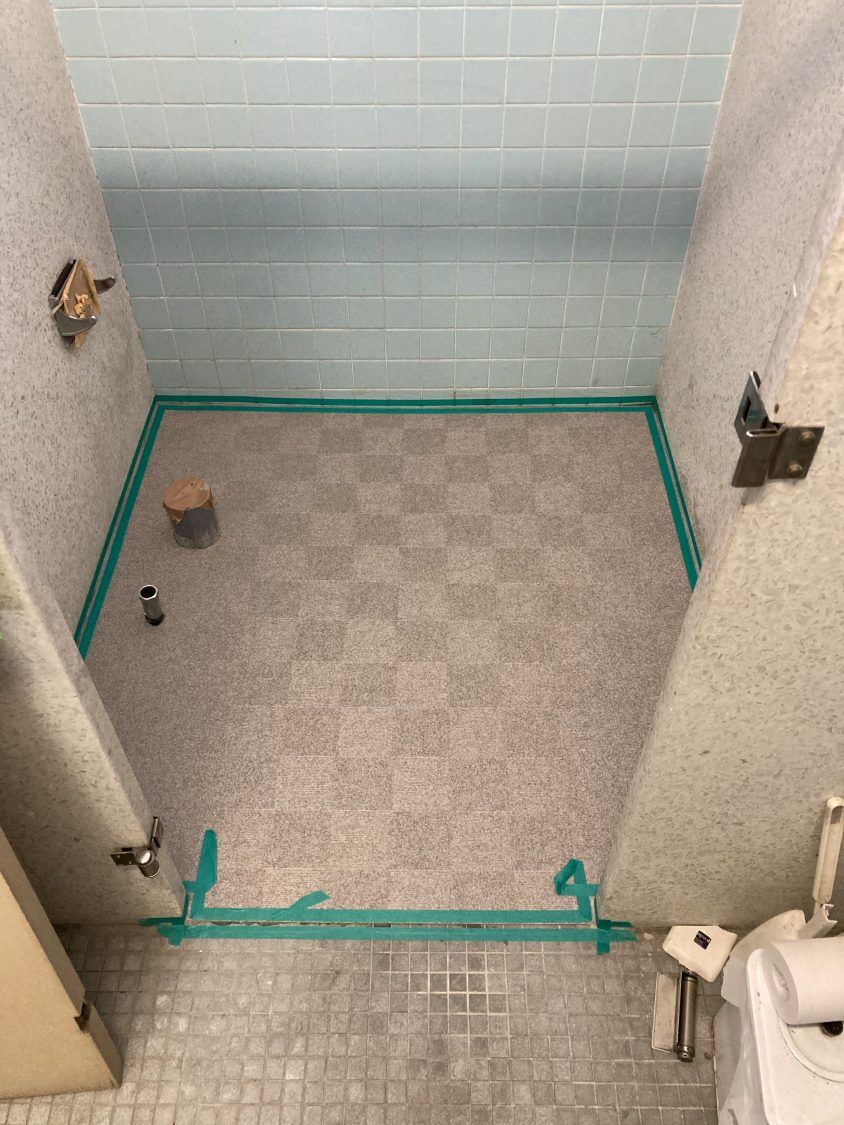大阪市阿倍野区の某現場のトイレ床長尺シート工事‼️