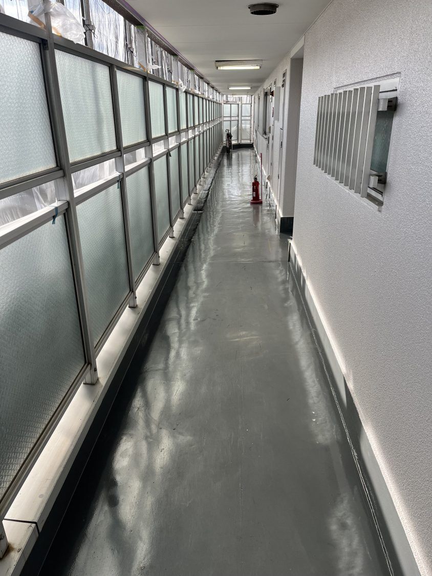 四條畷市のマンション廊下 長尺シート工事( ᴖ ·̫ ᴖ )